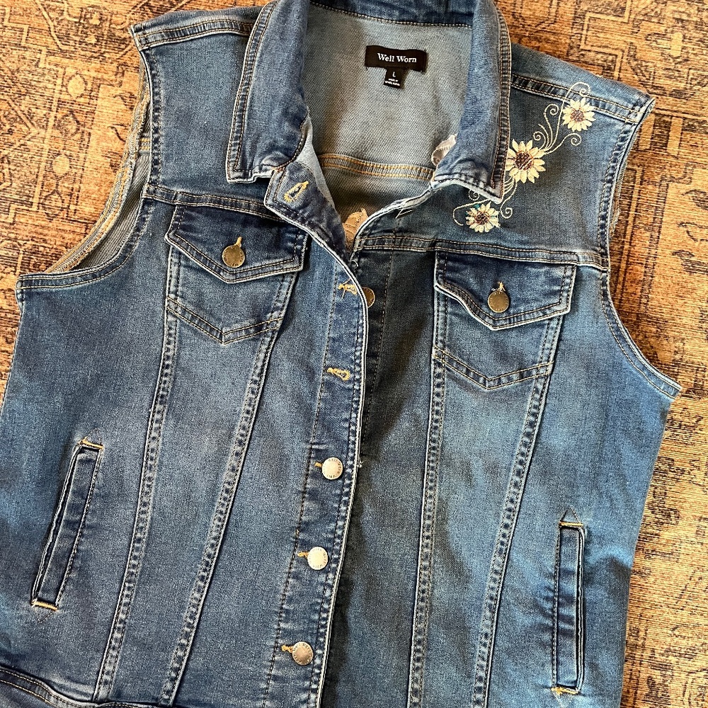 Upcycled embroidered denim daisey vest sz L